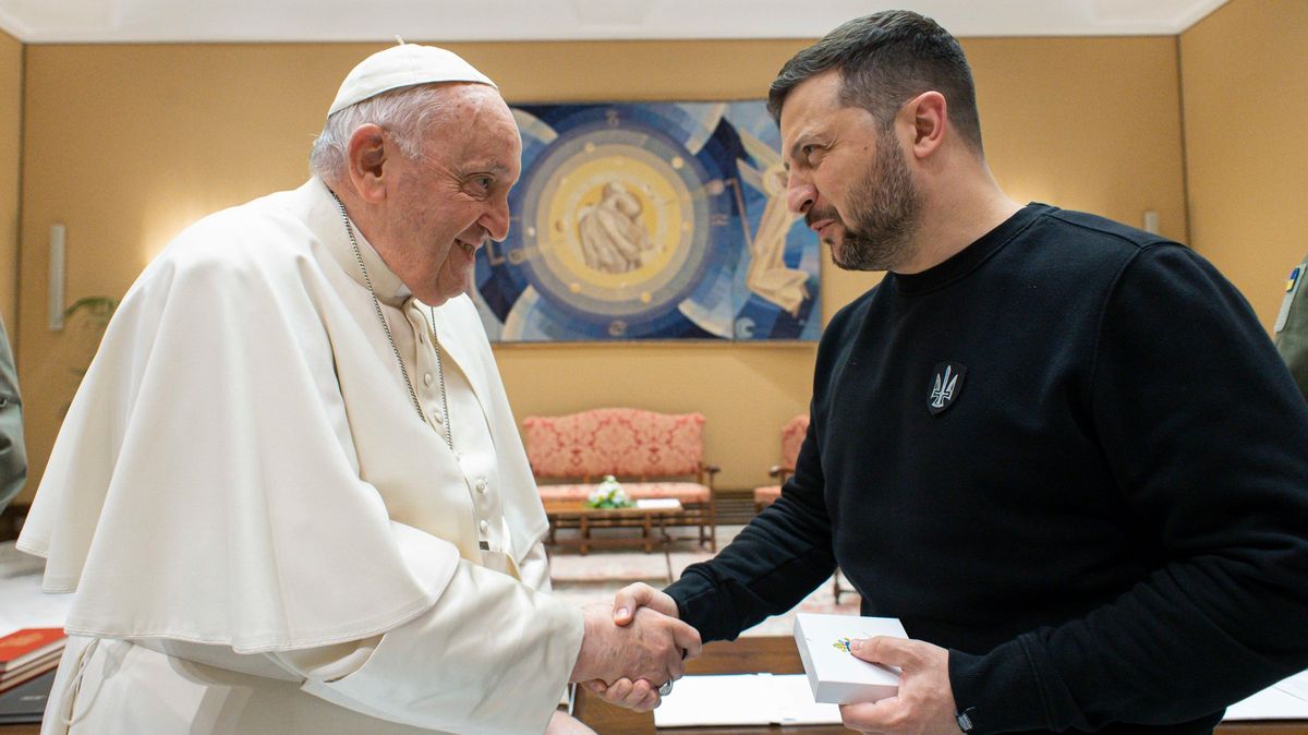 Fotky z Vatikánu: Zelenskyj přivezl papežovi dar na neprůstřelné vestě